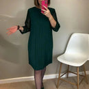 Vestido Alessandra™ com detalhes em pregas e mangas delicadas, exibido em uma modelo com estilo elegante.