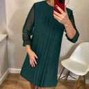 Vestido Alessandra™ da ModernLar com detalhes em pregas e mangas delicadas, ideal para ocasiões elegantes e sofisticadas.