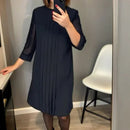 Vestido Alessandra™ da ModernLar com detalhes em pregas e mangas delicadas, ideal para ocasiões elegantes e sofisticadas.