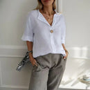 Camisa feminina Lucienne™ de linho de algodão com gola mandarin, estilo minimalista e confortável, vista frontal em tom claro