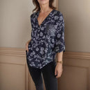 Camisa Maitê™ em viscose floral com bolso brilhante em strass, tecido leve e elegante, ideal para looks femininos sofisticados.