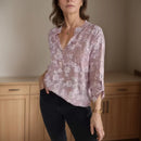 Camisa Maitê™ em viscose floral com bolso brilhante em strass, detalhe elegante e feminino, da marca ModernLar.
