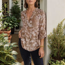 Camisa Maitê™ em viscose floral com bolso brilhante em strass, estilo elegante e confortável para mulheres modernas.