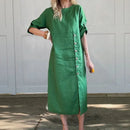 Vestido Adélie™ em linho de algodão com botões laterais e fenda sofisticada, mostrando movimento e elegância em tecido claro.