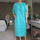 Vestido Adélie™ em linho de algodão da ModernLar com botões laterais e fenda sofisticada, destacando movimento e elegância.
