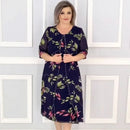 Vestido Magnolia Belle™ da ModernLar com estampa floral aérea, dupla camada, tecido leve e elegante para ocasiões especiais.