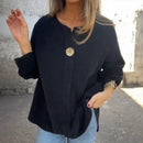 Blusa Magna™ estilo camisaria minimalista com botão único, em tecido elegante, ideal para looks modernos e sofisticados.