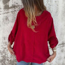 Blusa Magna™ estilo camisaria minimalista com botão único, de cor sólida, confortável e elegante, vestida por uma pessoa.