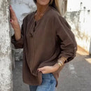 Blusa Magna™ estilo camisaria com botão único, design minimalista e chique, em tecido leve e confortável.