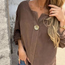 Blusa Magna™ estilo camisaria com botão único, peça chique e minimalista, em tecido de alta qualidade, na cor branca.