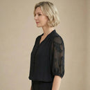 Blusinha Bellezza™ em popelina com mangas translúcidas, da ModernLar, vista em close-up com detalhes de tecido e design elegante.