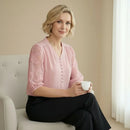 Blusinha Bellezza™ em popelina com mangas translúcidas, da ModernLar, vista com detalhes de tecido e modelagem elegante.