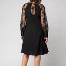 Vestido Madeline™ em crepe italiano com mangas translúcidas, estilo elegante e sofisticado, na cor preta, da marca ModernLar.