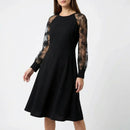 Vestido Madeline™ em crepe italiano com mangas translúcidas, modelo moderno e elegante para ocasiões especiais.