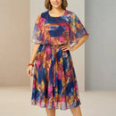 Vestido Midi Tropicália™ estampado com sobreposição, da marca ModernLar, exibido em uma modelo com fundo neutro.