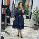Vestido Valência™ da ModernLar com saia em camadas e estampa de poá sutil, feito de tecido leve e elegante, perfeito para ocasiões especiais.