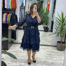 Vestido Valência™ da ModernLar com saia em camadas e detalhes de poá sutil, perfeito para ocasiões especiais.