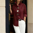 Camisa Martina™ moderna com gola estruturada, botões oversized, feita de tecido leve, em tom neutro, para looks elegantes e casuais.
