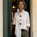 Camisa Martina™ com gola estruturada e botões oversized, em tecido branco, estilo casual e elegante da marca ModernLar.