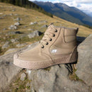 Coturno Tactical Edge ModernLar com sola antiderrapante, resistente e confortável para uso em terrenos difíceis.