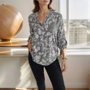 Camisa Maitê™ em viscose floral com bolso brilhante em strass, estilo elegante e feminino, da marca ModernLar.
