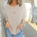 Blusa Magna™ estilo camisaria com botão único, moderna e minimalista, em tecido elegante, para looks sofisticados e descontraídos.