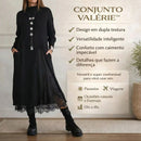 Conjunto Valérie™ da ModernLar com vestido acetinado, babados e sobreposição longa com fenda, em tom elegante e sofisticado