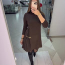 Vestido Gênova™ da ModernLar com recorte plissado escultural, tecido elegante e corte feminino, visível na imagem.