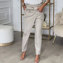 Calça Calista™ com design assimétrico, cinto exclusivo, feita pela ModernLar, exibida em close com detalhes de tecido.