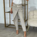 Calça Calista™ com design assimétrico, cinto exclusivo, modelo feminino da ModernLar, em tecido preto com detalhes modernos.