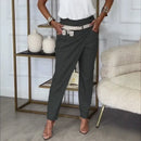 Calça Calista™ com design assimétrico, cinto exclusivo da ModernLar, mostrando o detalhe do corte e acabamento elegante.