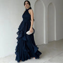 Vestido Avelora™ da ModernLar com design refinado, tecido fluido e movimento elegante, ideal para ocasiões sofisticadas.