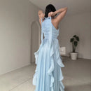 Vestido Avelora™ da ModernLar com design refinado e movimento elegante, exibido em imagem que destaca detalhes do vestido.