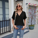 Blusa Elvara™ com decote V e estilo clássico, em tecido confortável na cor preta, vestida por uma mulher em ambiente casual.