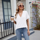 Blusa Elvara™ com decote V e estilo clássico, feita de tecido suave, em cor neutra, vestindo uma mulher elegante.