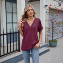 Blusa Elvara™ com decote V e estilo atemporal, feita pela marca ModernLar, exibida em uma imagem com detalhe de tecido.