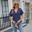 Blusa Elvara™ com decote V e estilo clássico, em tecido confortável, exibida em close com fundo neutro.