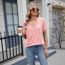 Blusa Elvara™ com decote V e estilo clássico, feita pela ModernLar, exibindo tecido confortável e design elegante.