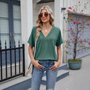 Blusa Elvara™ com decote V e estilo atemporal, feita pela marca ModernLar, exibida em detalhe na imagem.