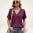 Blusa Elvara™ com decote V e estilo clássico, feita por ModernLar, exibida em modelo com tecido confortável e design elegante.
