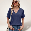 Blusa Elvara™ com decote em V e estilo clássico, de tecido suave e confortável, em cor neutra.