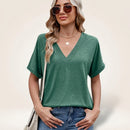 Blusa Elvara™ com decote V e estilo clássico, feita pela ModernLar, exibida em cor neutra e tecido confortável.