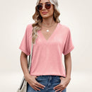 Blusa Elvara™ com decote em V e estilo clássico da ModernLar, exibida em tom neutro, tecido suave e modelagem elegante.