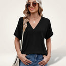 Blusa Elvara™ com decote V, estilo clássico, em tecido confortável, na cor cinza, visual casual e elegante.