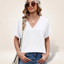 Blusa Elvara™ com decote V e estilo clássico, em tecido suave, de cor neutra, exibida em fundo branco.